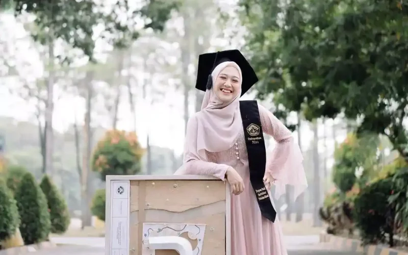 Foto Wisuda di Kampus UNRI Pekanbaru by Greyduation Story
