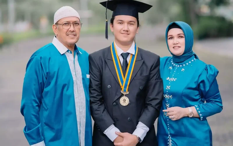 Inspirasi Gaya Foto Wisuda Keluarga by Gradulens