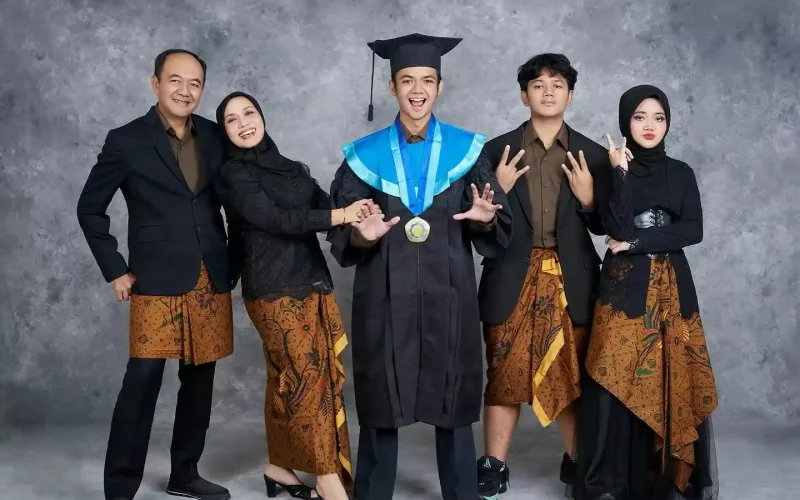 Studio Foto Wisuda Terbaik di Surabaya